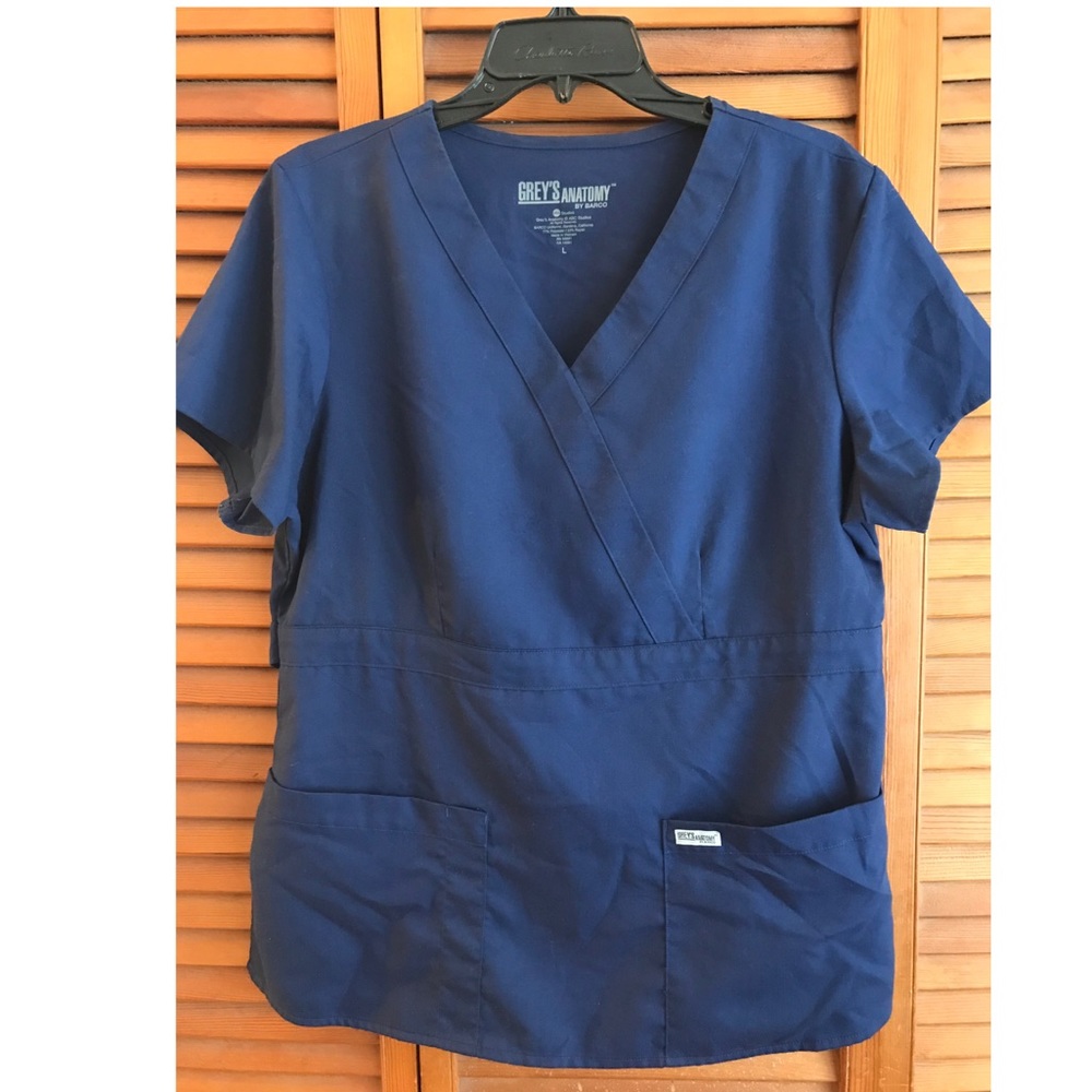 Grey’s Anatomy Womens Three-Pocket scrub top